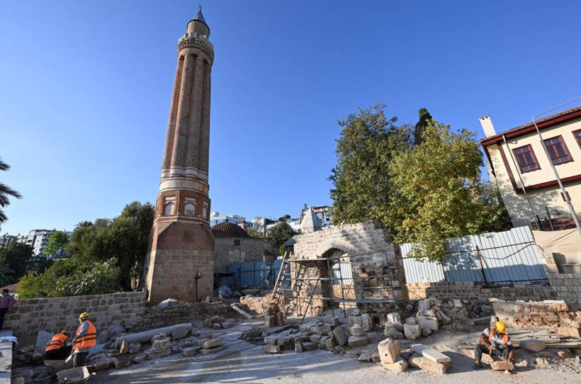 Antalya'nın göbeğinde öğrenci hücreleri ve çok sayıda mezar keşfedildi - Fotoğraf: 3